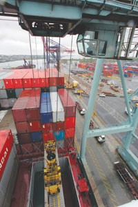 APL New York Shifts Cargo Load