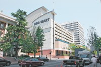 Wal-Mart Goes Urban New Store
