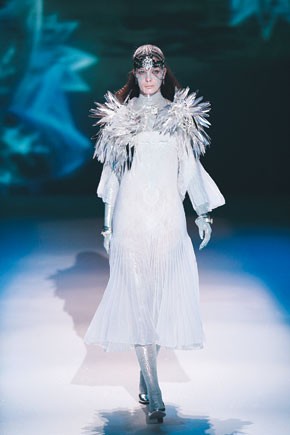 Japan Fashion Week Theatrics Highlight Innovative Styles