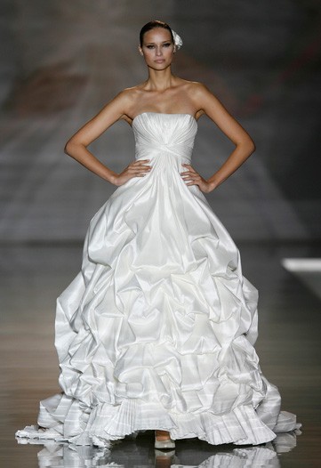 Pronovias' Bridal Looks: Pared-Down Voluminous