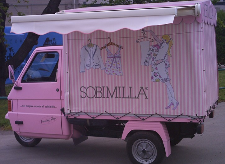 Italy, Apes Keep Fashion On the Move