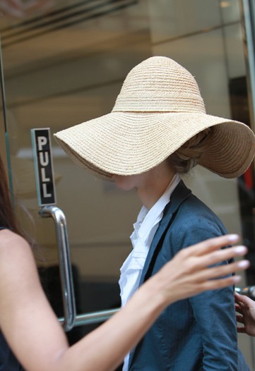 Chelsea Clinton Visits Vera Wang Before Wedding