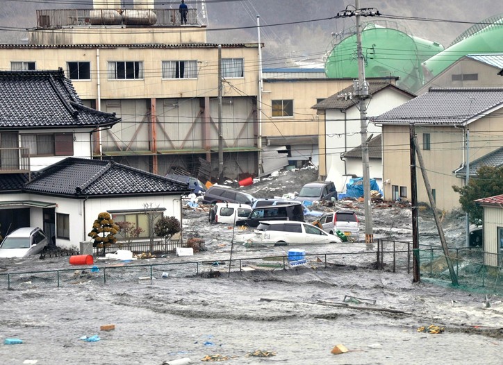 Aftershocks Hit Tokyo West Coast Braces