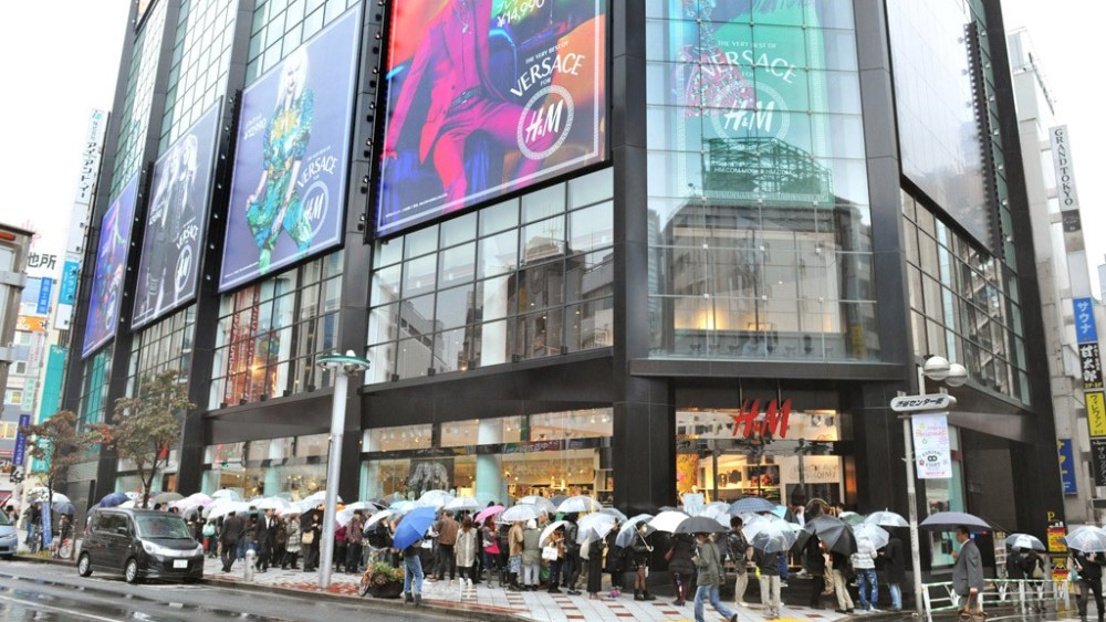 Versace H&M Hits Japan