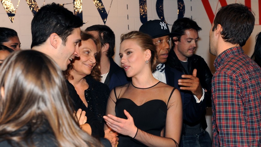 Scarlett Johansson, Anna Wintour Host Obama Fundraiser