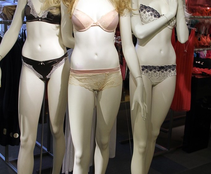 Carson Kressley Makes Shoppers Blush Bloomingdale’s SoHo