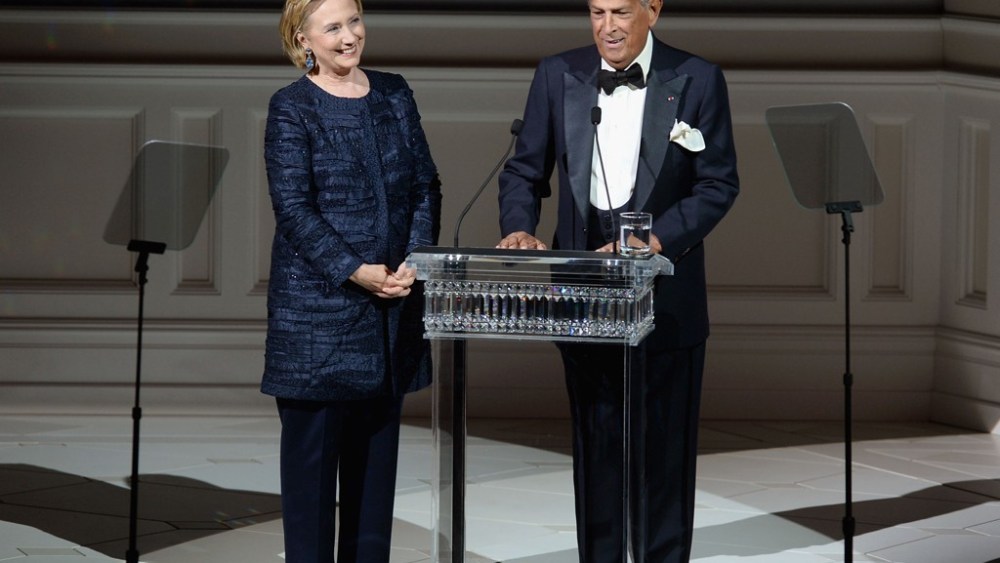 Oscar de la Renta Headed Little Rock