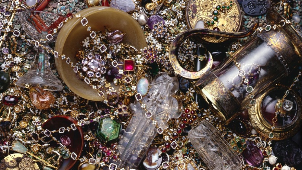 Museum of London Hosts 'The Cheapside Hoard: London's Lost Jewels' Exhibit
