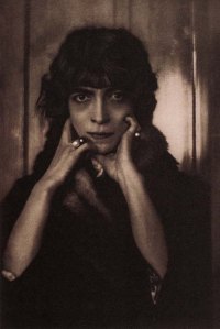 Marchesa Luisa Casati portrait by Baron Adolph de Meyer, 1912.