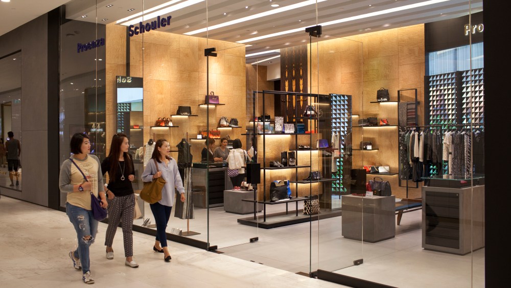 Shoppers Em Quarter