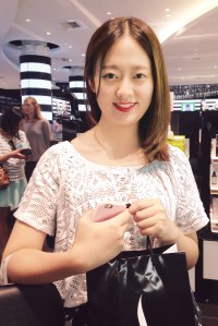 Shopper Zoey Liu