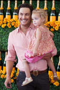 Oliver Hudson with his daughter.