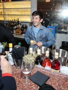 André Saraiva pouring drinks for friends