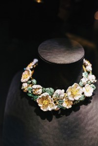 A choker with white, gray, yellow and cognac diamonds