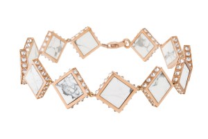 Nuun. Bracelet Howlite Carre arrière plan flou