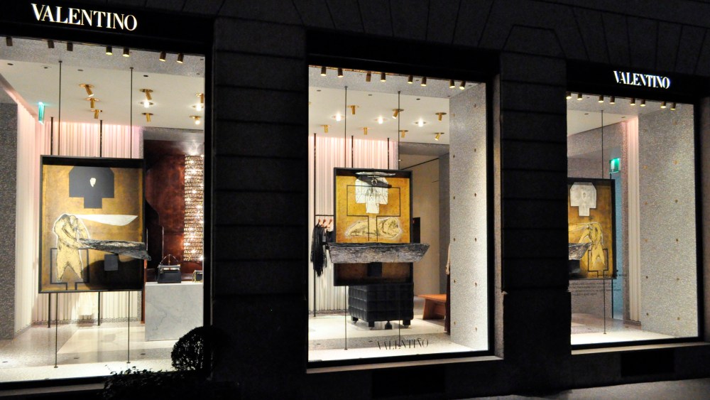 Valentino Flagship Montenapoleone Milano - Vetrine collezione SS16