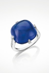 An important cabochon Kashmir sapphire of 23.14 carats.