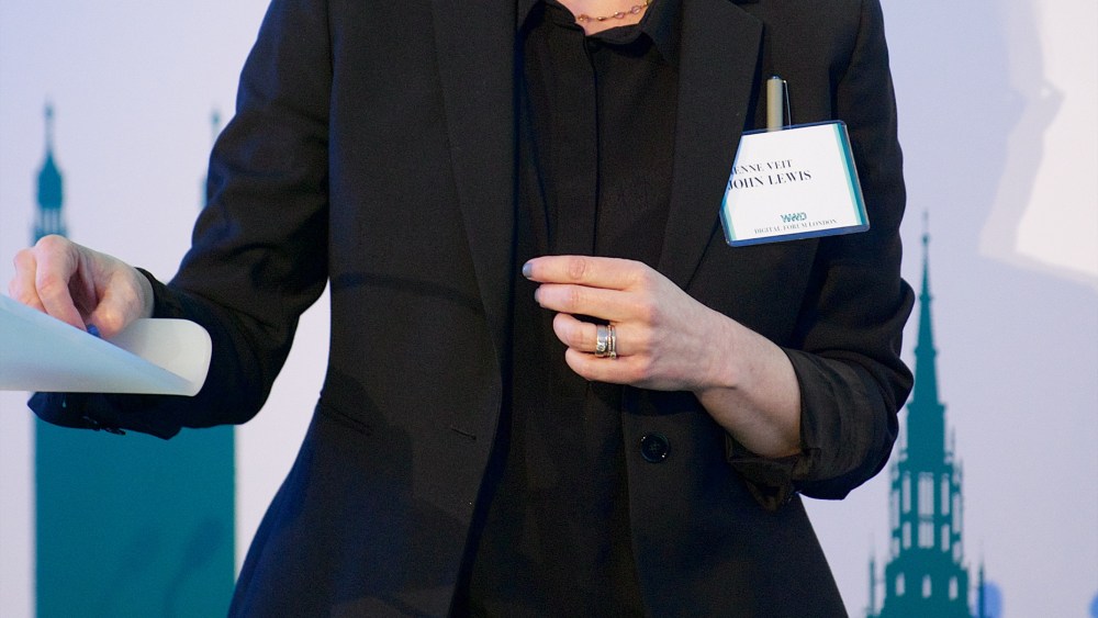 Using Mobile to Bridge Digital and Brick-and-Mortar Shops