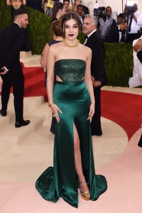 Hailee Steinfeld at met gala 2016