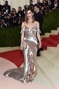 Rose Byrne at met gala 2016