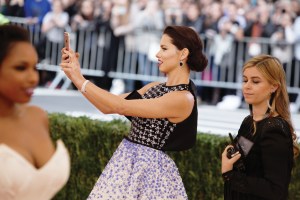 Adriana Lima in Giambattista Valli