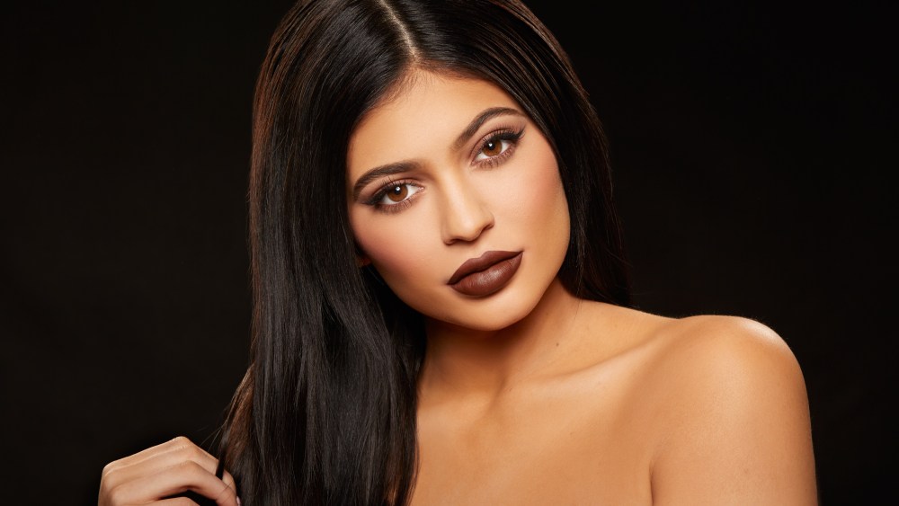 Kylie Jenner in Kylie Lip Kit True Brown