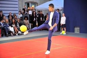 Gregory van der Wiel playing futnet in Tommy Hilfiger suit