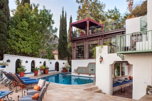 Linda Brettler had tiles for this house, including those that line the base of the loggia’s banquette, custom designed.