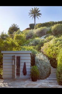 The approach to this property was designed to be slow, to encourage appreciation of the site’s unique beauty and tranquillity. Brad Dunning added this set of winding stairs beguilingly surrounded by lush and varied vegetation, which leads down a bluff to a Dunning-designed small sauna set invitingly right into the sand.