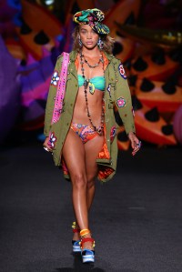 Moschino Resort 2017