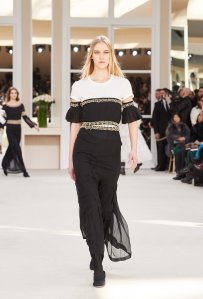 A Chanel Fall 2016 look made with Denis & Fils silks.