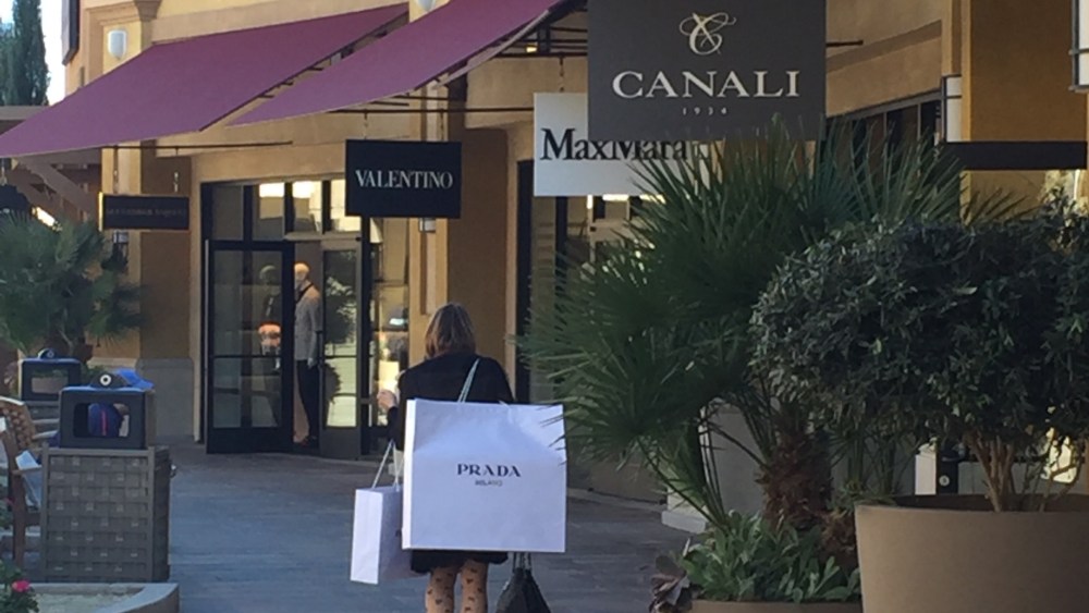 Desert Hills Premium Outlets