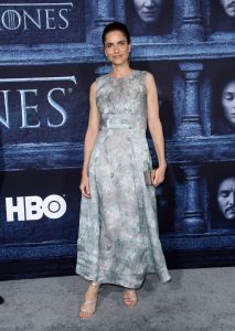 Amanda Peet in Oscar de la Renta designed by Peter Coppings