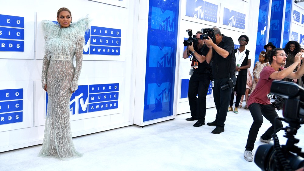 2016 MTV VMAs: Rihanna to Britney Spears, What You Need to Know