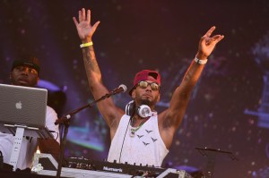 Swizz Beatz performing at the Bacardi x The Dean Collection: No Commission art and music show.