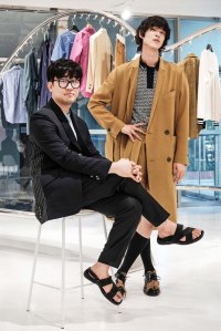 Hyun-min Han of ￼￼Münn with a model.