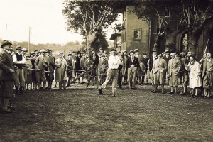 The 1928 opening ceremony of Chantaco, the LACOSTE family golf club. Chantaco remains today one of the most recognized clubs in France thanks to its support of competitive golf, both through its teams and by hosting championships such as the Lacoste Ladies French Open.