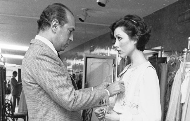 Oscar de la Renta fitting a model in 1976.