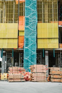 ￼The temporary stair tower at the base of 35 Hudson Yards, the site’s only mixed-use tower.