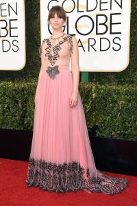 Golden Globes 2017: Felicity Jones in Gucci Golden