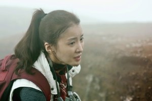 Chinese actress and Lee Siyoung went to Indonesia’s active Ijen Volcano.