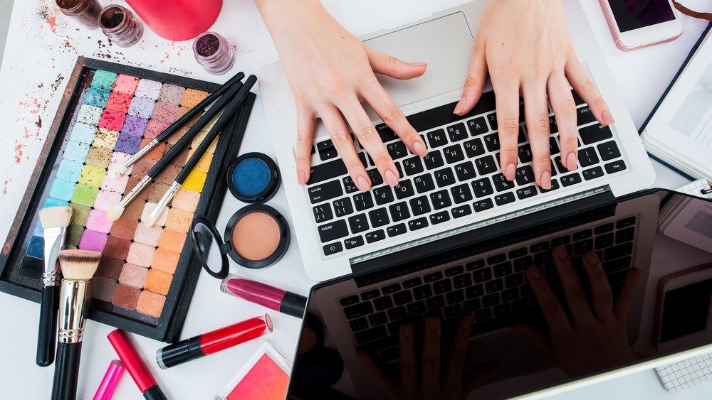 blogger-on-computer