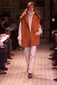 A look from Herms Fall 2000 collection designed by Martin Margiela