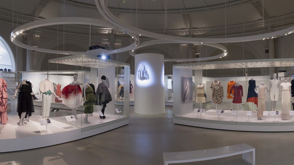 Balenciaga: Shaping Fashion