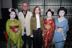 Patrick Demarchelier and Isabelle Huppert posing with Geishas