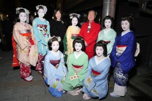Mirai and Kansai Yamamoto posing with Geishas