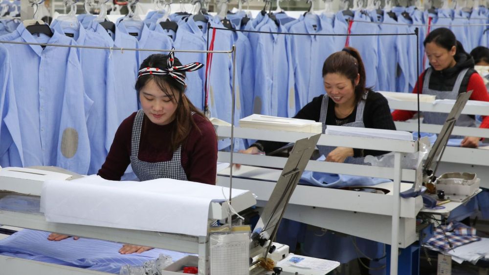 China's Services Expand as Manufacturing Contracts in May