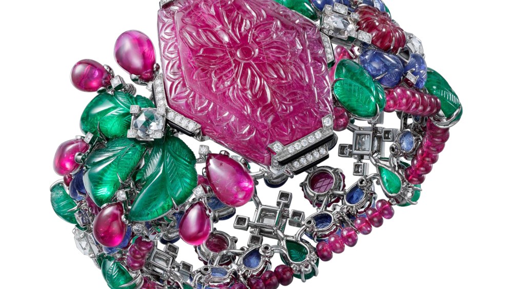 Amazing carved ruby: Puducherry bracelet with a 99.88 carats carved ruby.