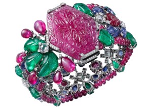 Amazing carved ruby: Puducherry bracelet with a 99.88 carats carved ruby.
