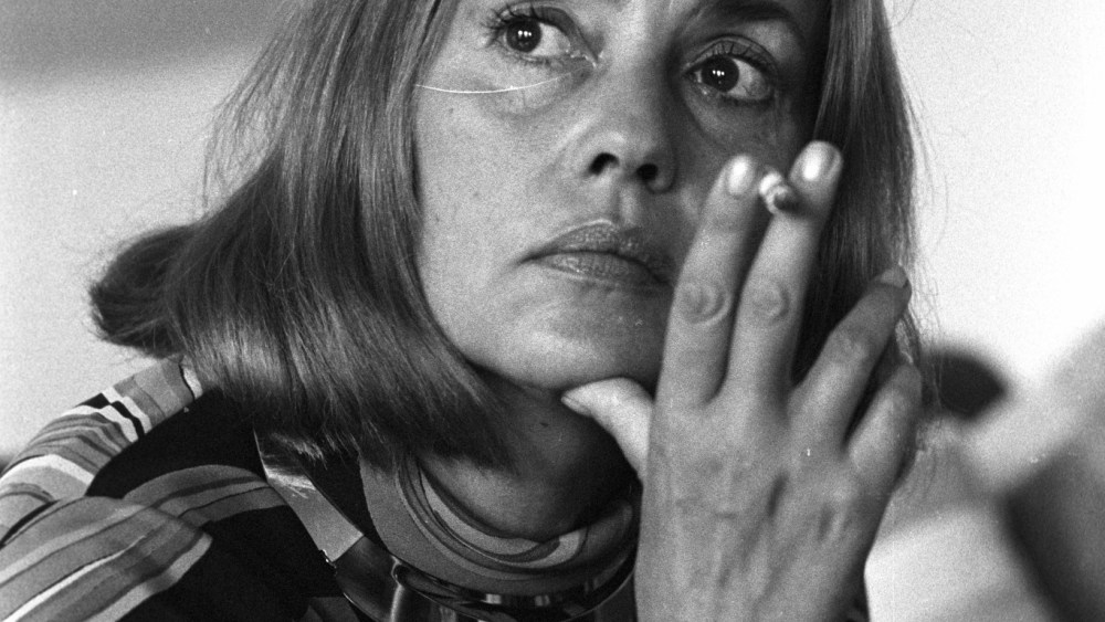 Jeanne Moreau smoking at home